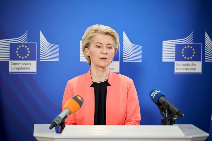 (250403) -- SAMARCANDA, 3 abril, 2025 (Xinhua) -- La presidenta de la Comisión Europea, Ursula von der Leyen, ofrece un comunicado de prensa, en Samarcanda, Uzbekistán, el 3 de abril de 2025. Von der Leyen expresó su profundo pesar el jueves por la decisión de Estados Unidos de imponer aranceles universales en todo el mundo, advirtiendo que el impacto podría ser devastador. (Xinhua/Unión Europea) (da) (vf)