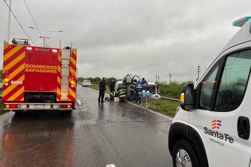 Así quedó el automóvil que volcó sobre Circunvalación