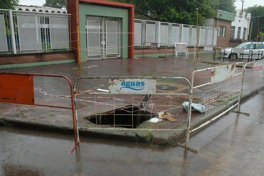 La entrada de la escuela quedó cerrada por el vallado. Foto: Guillermo Di Salvatore