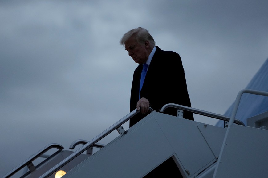 U.S. President Donald Trump disembarks Air Force One as he arrives at Joint Base Andrews in Maryland, U.S., April 6, 2025. REUTERS/Kent Nishimura