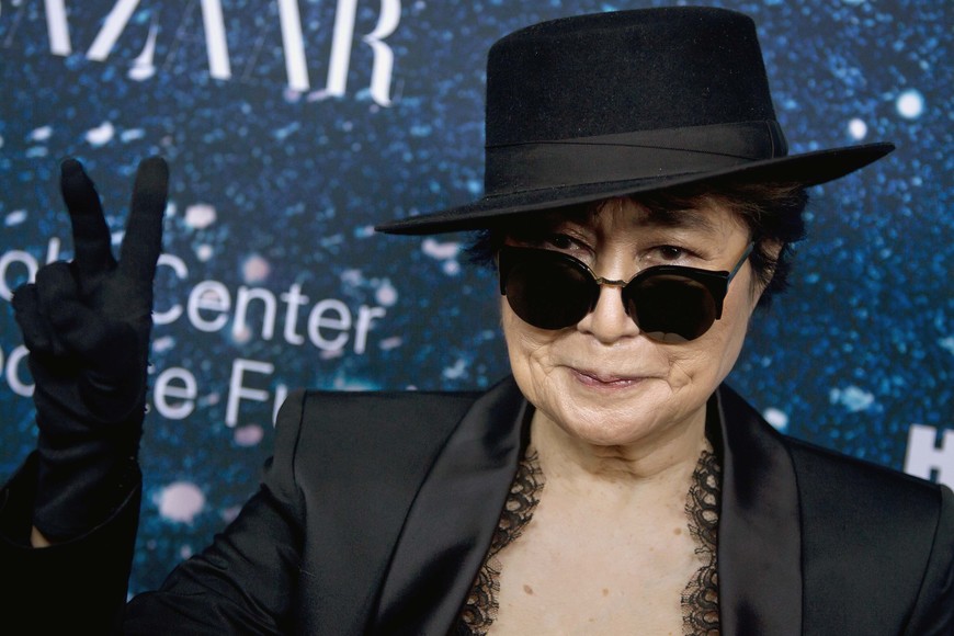 Artist Yoko Ono arrives for the 2014 Women's Leadership Award honoring Stella McCartney at Alice Tully Hall in New York November 13, 2014. REUTERS/Carlo Allegri (UNITED STATES - Tags: ENTERTAINMENT) nueva york eeuu Yoko Ono artista viuda de john lennon llegada entrega premios Women's Leadership Award
