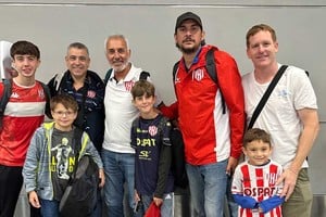 Los santafesinos a la espera del vuelo. Foto: Fernando Nicola