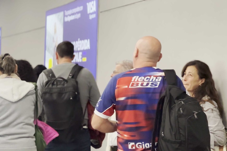 Los hinchas rojiblancos a la espera del vuelo. Foto: Fernando Nicola