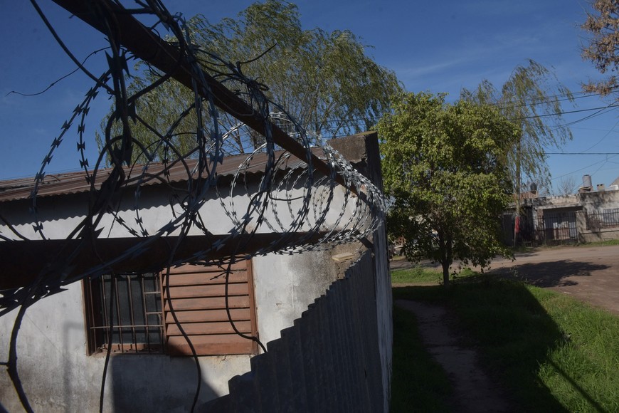 Concertina. Una vivienda totalmente “alambrada” para evitar intrusiones.