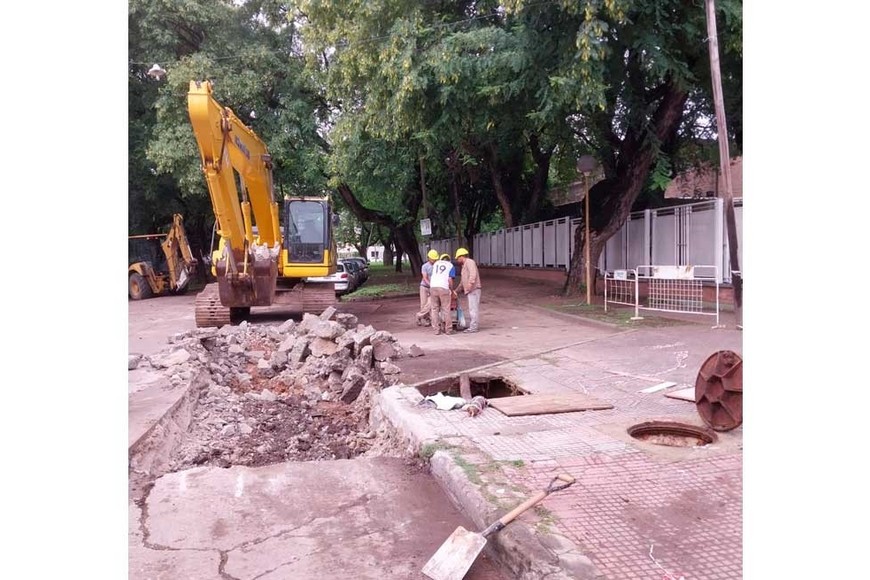 Operarios y máquinas trabajando en la vereda oeste de calle Laprida.
