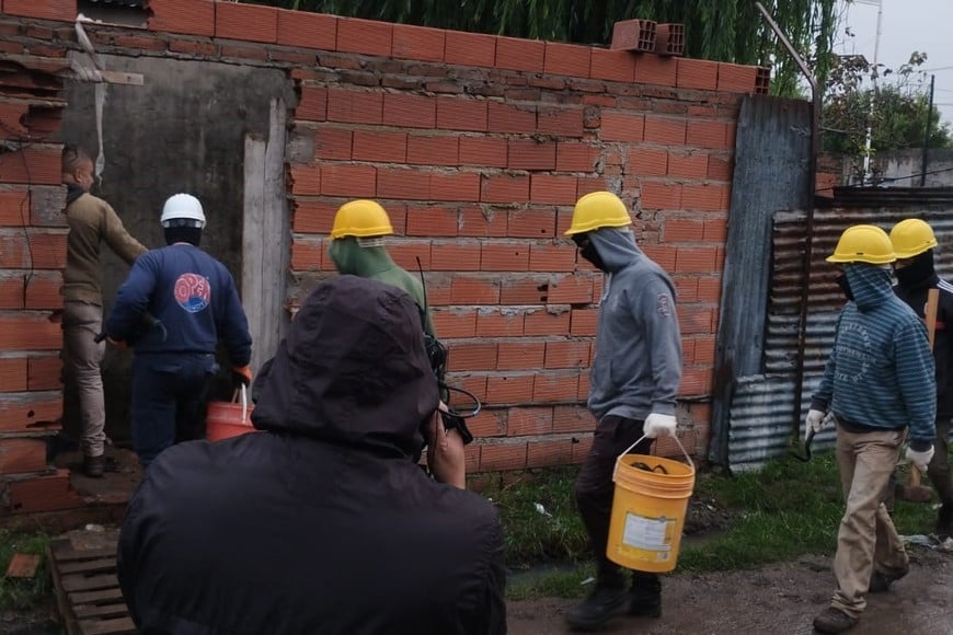 El momento en que se procede a derribar el bunker.