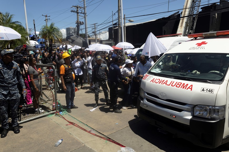 (250408) -- SANTO DOMINGO, 8 abril, 2025 (Xinhua) -- Trabajadores de emergencias laboran en el lugar donde se desplomó el techo de una discoteca, en Santo Domingo, República Dominicana, el 8 de abril de 2025. Se ha elevado a 66 el número de personas muertas como consecuencia del desplome del techo de una discoteca en Santo Domingo, la capital de República Dominicana, confirmaron el martes las autoridades locales. (Xinhua/Str) (vf)