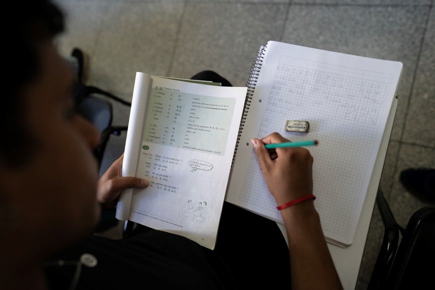 (240419) -- BUENOS AIRES, 19 abril, 2024 (Xinhua) -- Imagen del 17 de abril de 2024 de un alumno realizando un ejercicio durante una clase de idioma chino en una de las aulas del Centro Universitario de Idiomas, en la ciudad de Buenos Aires, Argentina. La ciudad de Buenos Aires se unió a las celebraciones por el Día Internacional del Idioma Chino, el viernes 20 de abril, con un conjunto de actividades orientadas a promover el aprendizaje de esta lengua cuyo atractivo crece entre jóvenes, trabajadores y empresas de Argentina. (Xinhua/Martín Zabala) (mz) (rtg) (ra) (vf)