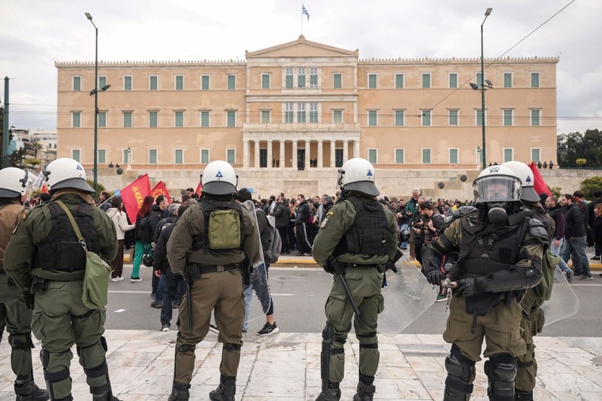 Riot police stand guard in front of the Greek parliament, during a protest rally marking a 24-hour strike to protest over low wages, in Athens, Greece, April 9, 2025. REUTERS/Louisa Gouliamaki