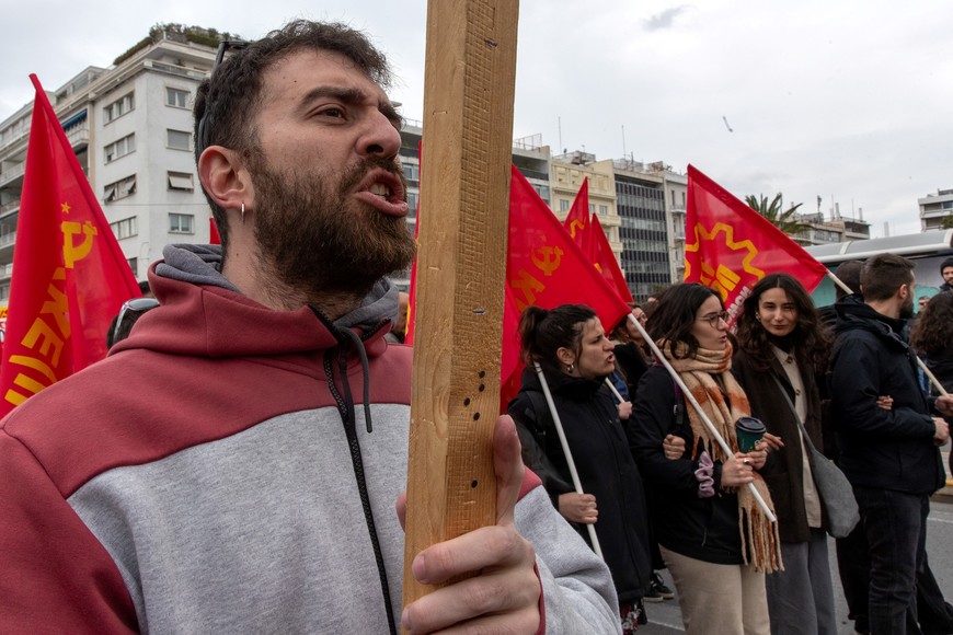 (250409) -- ATENAS, 9 abril, 2025 (Xinhua) -- Huelguistas participan en una manifestación, en Atenas, Grecia, el 9 de abril de 2025. Grecia fue afectada por una huelga de 24 horas el miércoles, convocada por los sindicatos para protestar contra los aumentos salariales inadecuados en medio del alto costo de vida. (Xinhua/Marios Lolos) (ah) (ra) (ce)