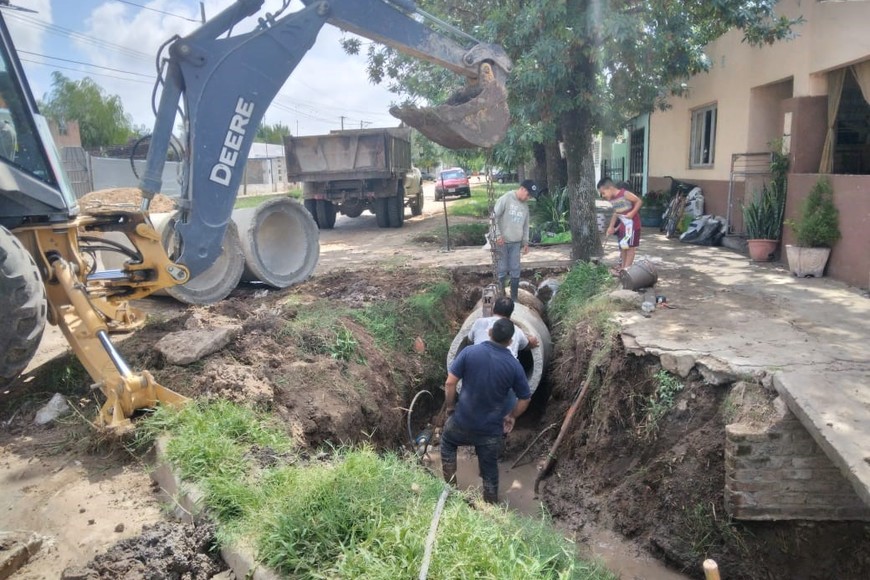 Cuesta insiste en que "hoy, ser intendente en Santa Fe no es remar solo. Hay un gobierno provincial que está presente, que no te suelta la mano y que entiende que el desarrollo es con todos los municipios adentro."