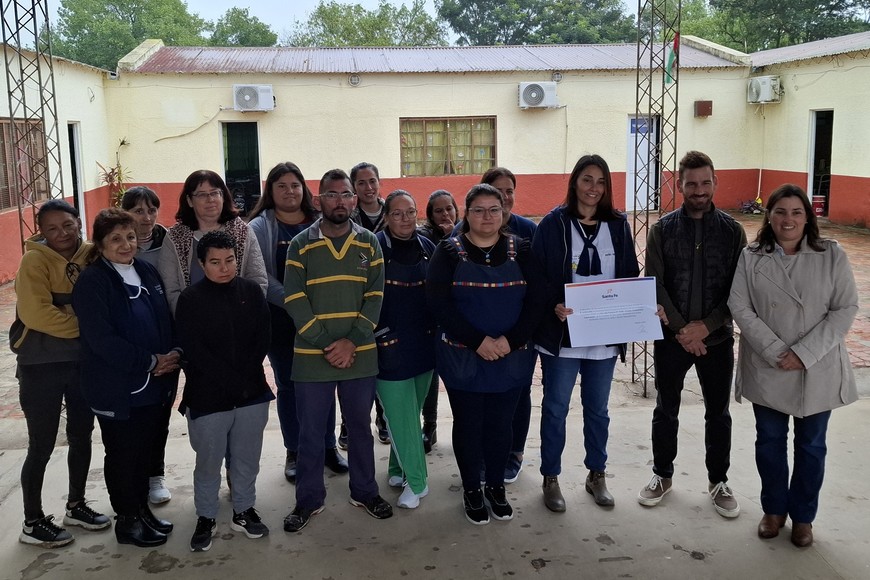 La entrega fue encabezada por el senador Oscar Dolzani y la intendente Ana Maribel González.