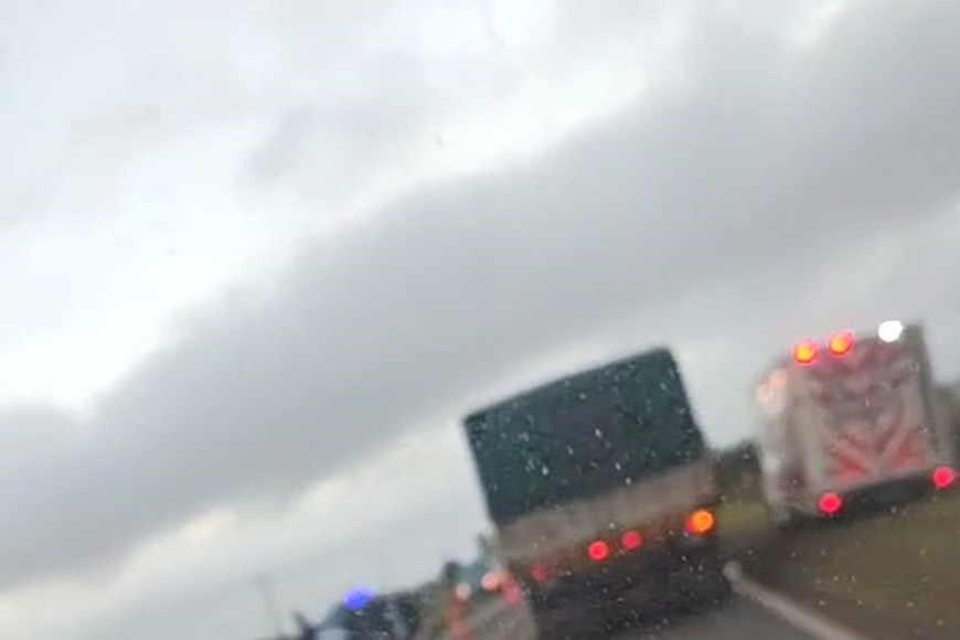 El siniestro vial se registró cuando aún no había amanecido en el sur de la provincia de Santa Fe, aunque por el momento no existen precisiones en relación a la mecánica del siniestro vial.