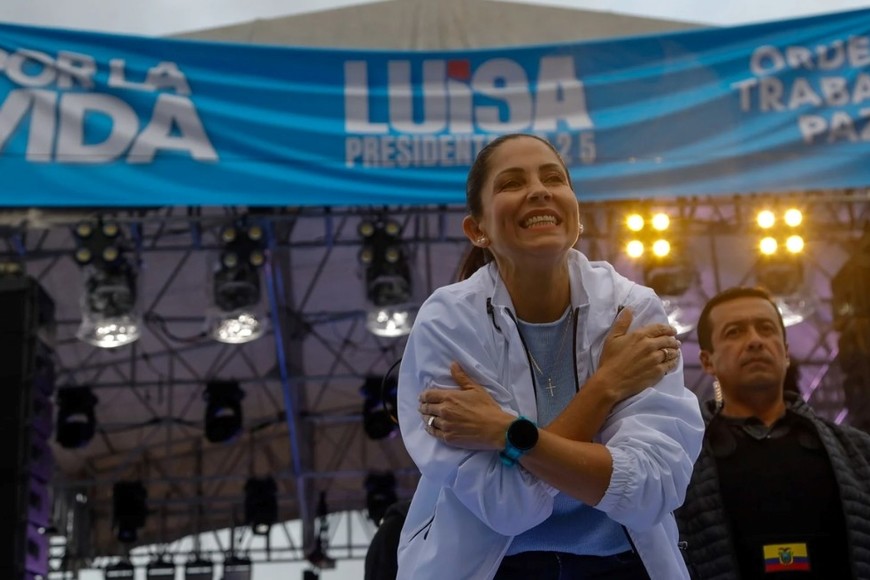 Luisa González en el cierre de campaña en Quito. Crédito: EFE