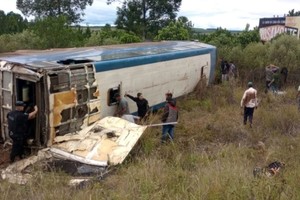 Siete muertos y diez heridos tras el vuelco de un colectivo. Crédito: NA