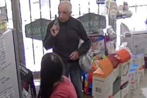 El momento en que el hombre exhibe el arma de fuego y amenaza a la empleada.