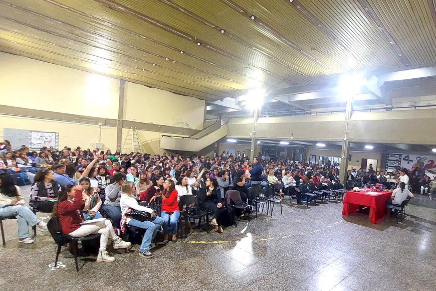 “Es un orgullo estar aquí para continuar el vínculo educativo que no es encerrarse en su caverna, sino que debe generar lazos que nos lleven a dar algo diferente, porque detrás de cada yo hay un nosotros”, concluyó.