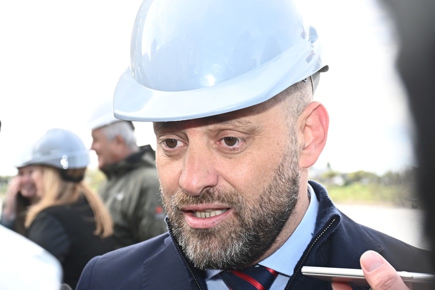 Gustavo Puccini, ministro santafesino, insistió en reclamar que el pliego licitatorio alcance con mayor dragado al puerto capitalino. Foto: Flavio Raina