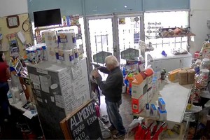 La policía analiza las imágenes y ya inició una investigación para dar con el paradero del "abuelo pistolero".