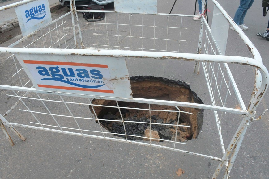 El pozo quedó vallado a la espera de la reparación. Foto: Guillermo Di Salvatore