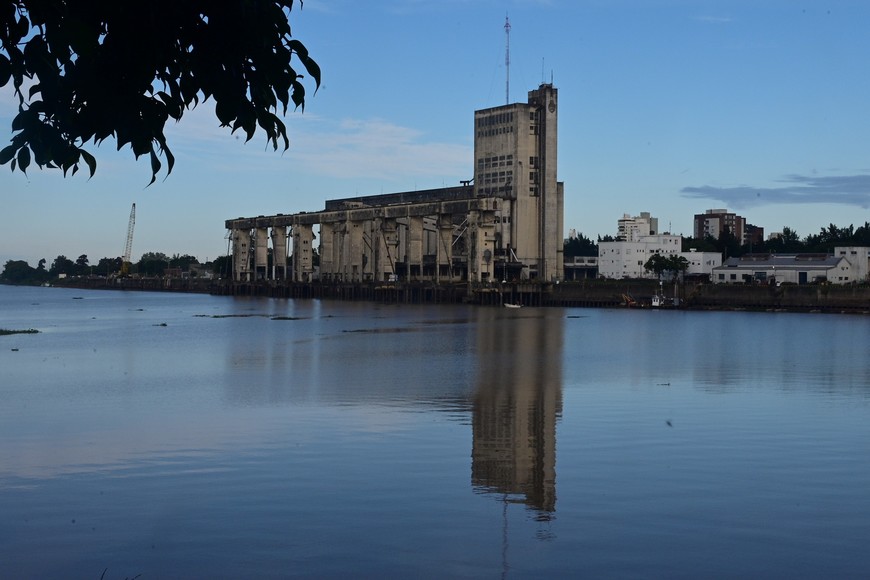 Dique I. La punta del extremo sureste del muelle se sigue cayendo al río.

Flavio Raina.