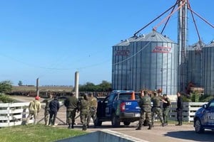 Efectivos de la Patrulla Rural de Olavarría durante el allanamiento en el feedlot santafesino. El operativo fue ordenado por la fiscalía de Azul en el marco de una causa por estafa millonaria.