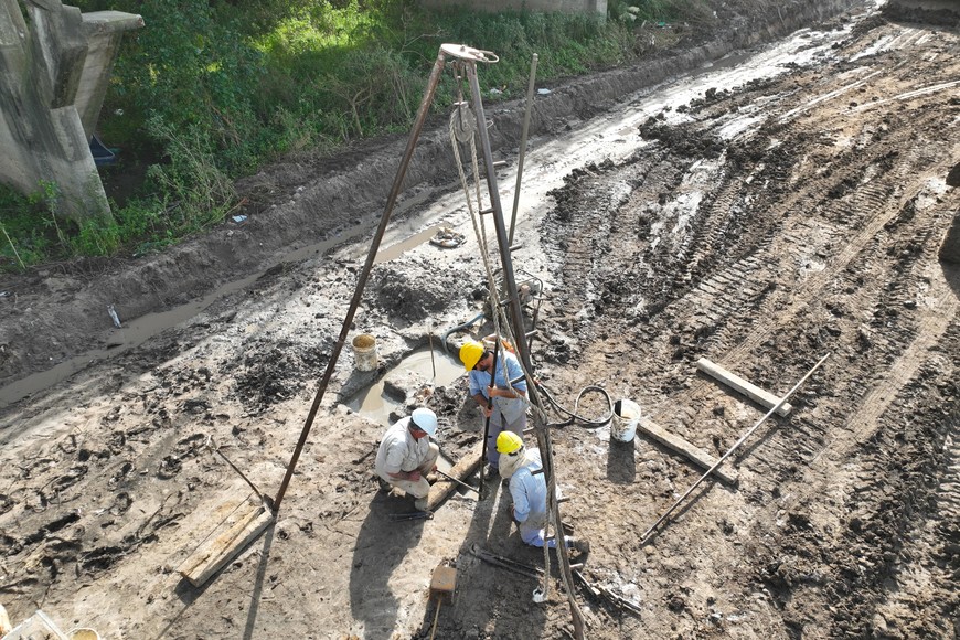 Continúan los trabajos de base para el nuevo puente Carretero