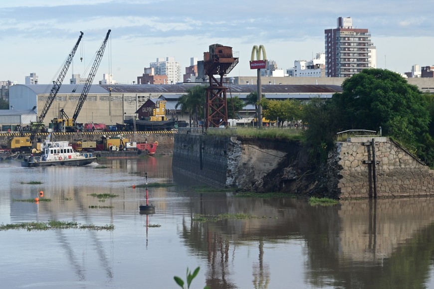 Dique I. La punta del extremo sureste del muelle se sigue cayendo al río.

Flavio Raina.