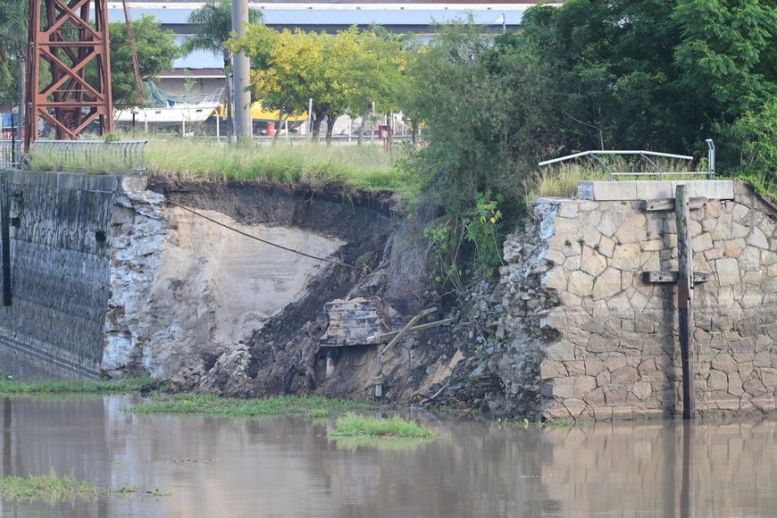 Dique I. La punta del extremo sureste del muelle se sigue cayendo al río.

Flavio Raina.
