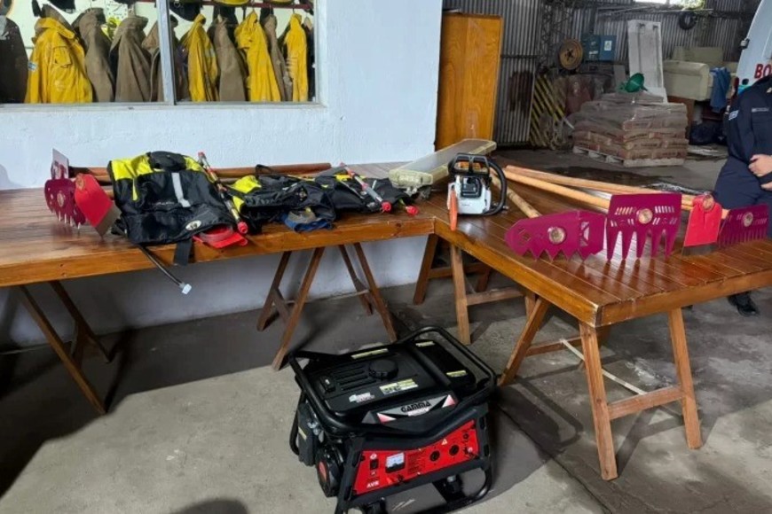 Equipamiento que las autoridades provinciales y el senador entregaron al cuartel. IRÉ Regional.