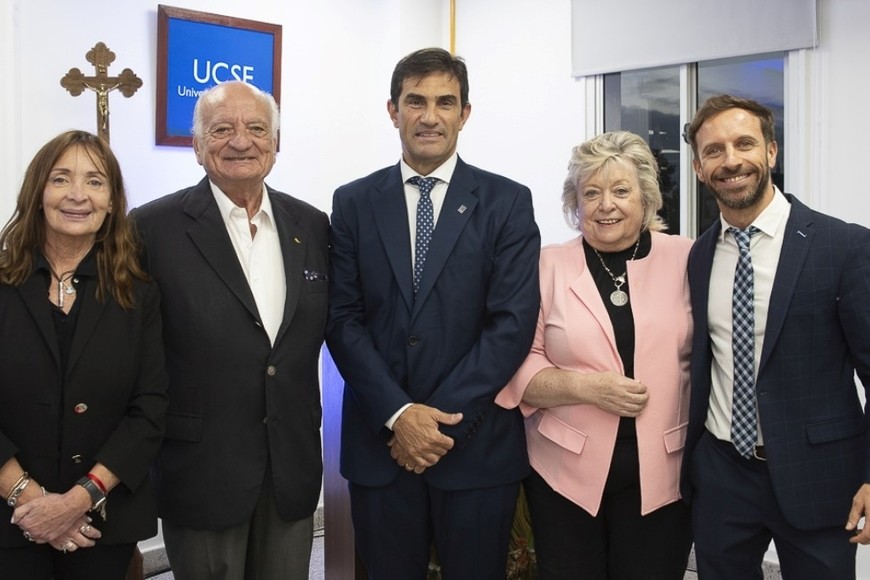 Magín Ferrer junto a Claudia Levin (UNL), Carlos Caballero Martín (Club del Orden), Zully María Degano (UCSF) y Andrés Abramovich (Colegio de Abogados).