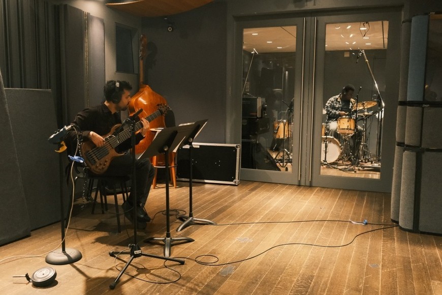 George Kramarski, bajista colombiano radicado en Estados Unidos, grabando con el baterista Chidiebere Joseph Emmanuel.