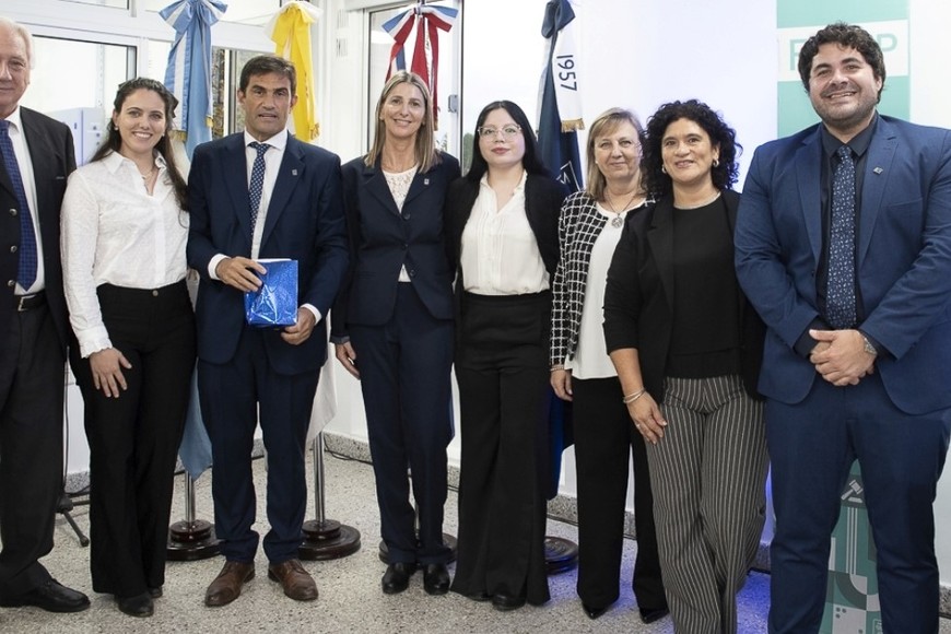 El nuevo decano junto al equipo de gestión y administrativo que de la FDCP.