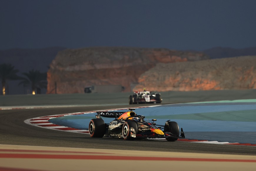(250412) -- SAKHIR, 12 abril, 2025 (Xinhua) -- Imagen del 11 de abril de 2025 del piloto neerlandés de la escudería Red Bull, Max Verstappen (frente), conduciendo durante la segunda sesión de prácticas libres del Gran Premio de Bahréin de Fórmula Uno en el Circuito Internacional de Bahréin, en Sakhir, Bahréin. (Xinhua/Qian Jun) (rtg) (da)