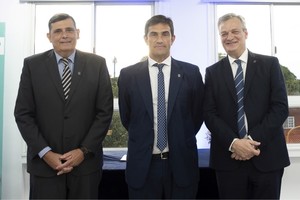 Armando De Feo, presidente del Directorio; Magín Ferrer, decano FDCP; y Eugenio Martín De Palma, rector UCSF.