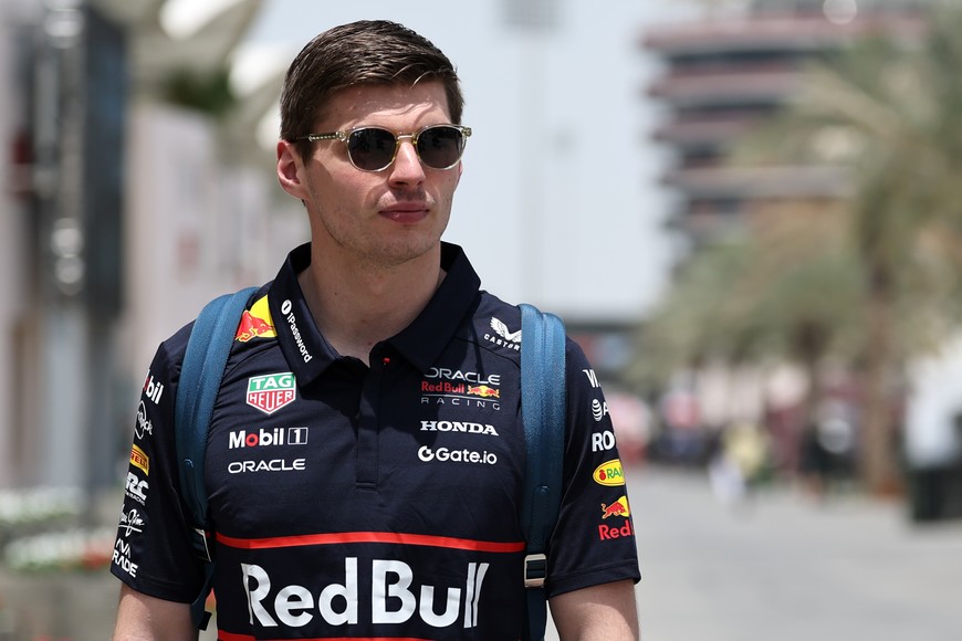 (250412) -- SAKHIR, 12 abril, 2025 (Xinhua) -- Imagen del 11 de abril de 2025 del piloto neerlandés de la escudería Red Bull, Max Verstappen, llegando al paddock durante el primer día del Gran Premio de Bahréin de Fórmula Uno en el Circuito Internacional de Bahréin, en Sakhir, Bahréin. (Xinhua/Qian Jun) (rtg) (da)