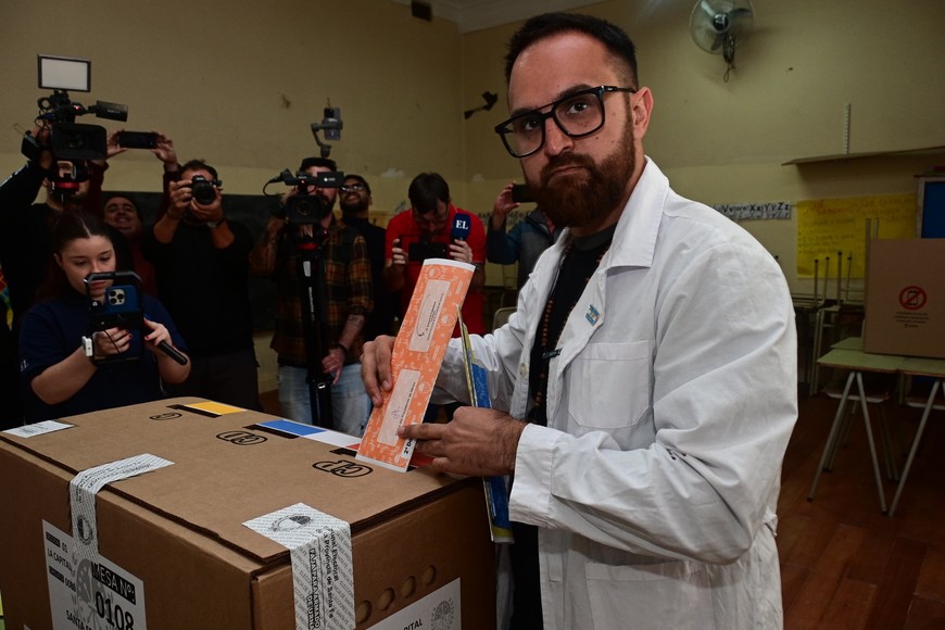 Votación de Pedro "el profe" Medei. Foto: Flavio Raina