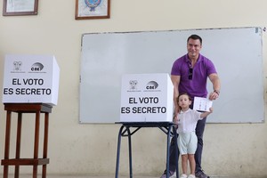 Noboa votando este domingo, en la segunda vuelta de las elecciones presidenciales. Foto: Presidencia de Ecuador.