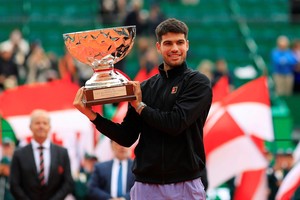 Tennis - ATP Masters 1000 - Monte Carlo Masters - Monte Carlo Country Club, Roquebrune-Cap-Martin, France - April 13, 2025
Spain's Carlos Alcaraz celebrates with the trophy after winning the Monte Carlo Masters REUTERS/Manon Cruz