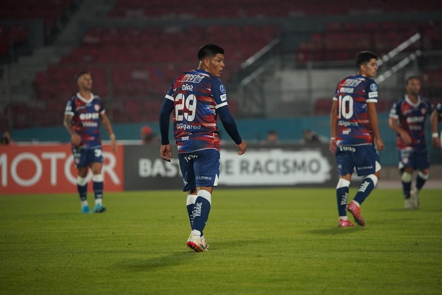 Diego Armando Díaz y Lionel Verde, dos de los que ingresaron en el segundo tiempo en Santiago de Chile y ayudaron a elevar el nivel del equipo, que estuvo cerca del empate y no aprovechó las situaciones a su favor, recibiendo el segundo gol en la última jugada del partido. Crédito: Fernando Nicola