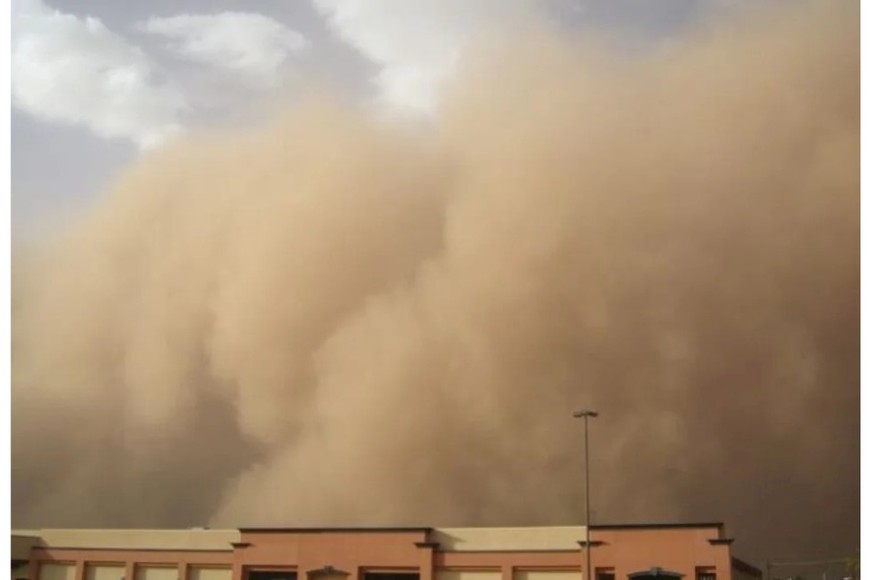 Una tormenta de arena en Irak afectó especialmente a ciudades como Najaf, Basora y Nasiriya.