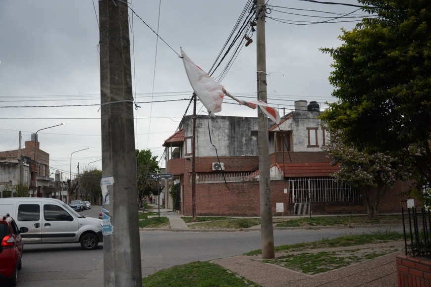 Un pasacalles destrozado en una esquina de esta capital.
