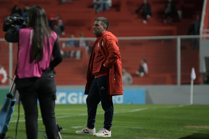 Nicolás Vazzoler dirigiendo a la Reserva en el 15 de Abril. Crédito: Manuel Fabatía