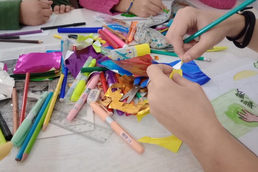 Berrón explicó que el recorrido en las escuelas forma parte de los preparativos para el 7° Encuentro Multiarte Alfonsina y el Río.