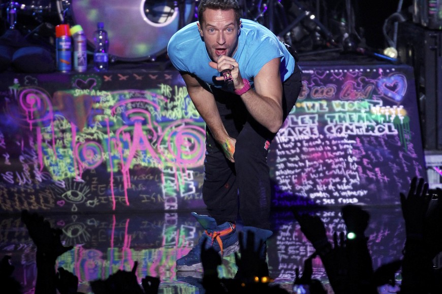 Singer Chris Martin of British band Coldplay performs at the MTV Europe Music Awards show in Belfast November 6, 2011.          REUTERS/Cathal McNaughton (BRITAIN  - Tags: ENTERTAINMENT PROFILE SOCIETY)  belfast irlanda Chris Martin cantante ingles presentacion MTV european music award premio EMA gala de los premios europeos MTV