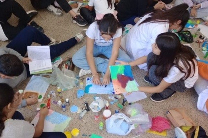 Berrón explicó que el recorrido en las escuelas forma parte de los preparativos para el 7° Encuentro Multiarte Alfonsina y el Río.