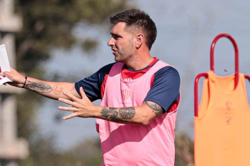 Nicolás Vazzoler entrenando al equipo de primera. Crédito: Prensa Unión