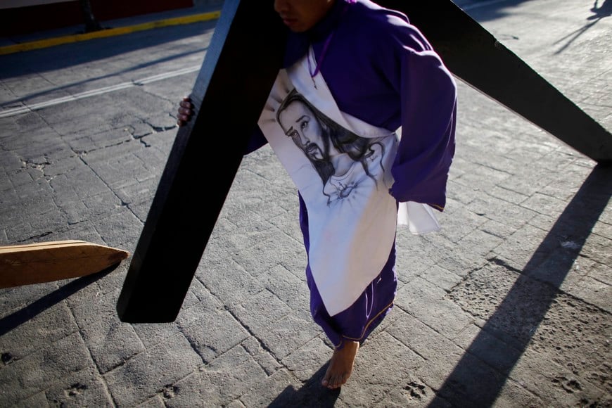 crucifixion

A penitent carries a cross during a Good Friday procession in the Iztapalapa neighbourhood of Mexico City April 2, 2010. Residents of this neighbourhood have taken part in a re-enactment of Christ's crucifixion for more than 167 years. REUTERS/Eliana Aponte (MEXICO - Tags: RELIGION SOCIETY) ciudad de mexico  festejos celebracion viernes santo pascua pascuas semana santa via crucis