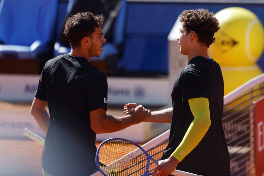 Tennis - ATP 500 - Munich Open - MTTC Iphitos, Munich, Germany - April 19, 2025
Ben Shelton of the U.S. shakes hands with Argentina's Francisco Cerundolo after winning his semi final match REUTERS/Michaela Stache