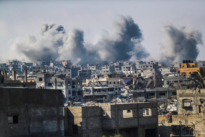 (250420) -- GAZA, 20 abril, 2025 (Xinhua) -- Imagen del 19 de abril de 2025 de humo emanando después de un ataque aéreo israelí, en el este de la Ciudad de Gaza. El primer ministro israelí, Benjamin Netanyahu, dijo el sábado por la noche que Hamás había rechazado una propuesta para el retorno de la mitad de los rehenes vivos en Gaza, exigiendo el fin de la guerra y la retirada militar israelí de Gaza. La operación militar israelí ha estado continuando en Gaza. Las Fuerzas de Defensa de Israel informaron en un comunicado que sus fuerzas blindadas mataron a más de 40 militantes de Hamás en la zona de Rafah, en el sur de la Franja de Gaza, durante el fin de semana. (Xinhua/Mahmoud Zaki) (rtg) (da)